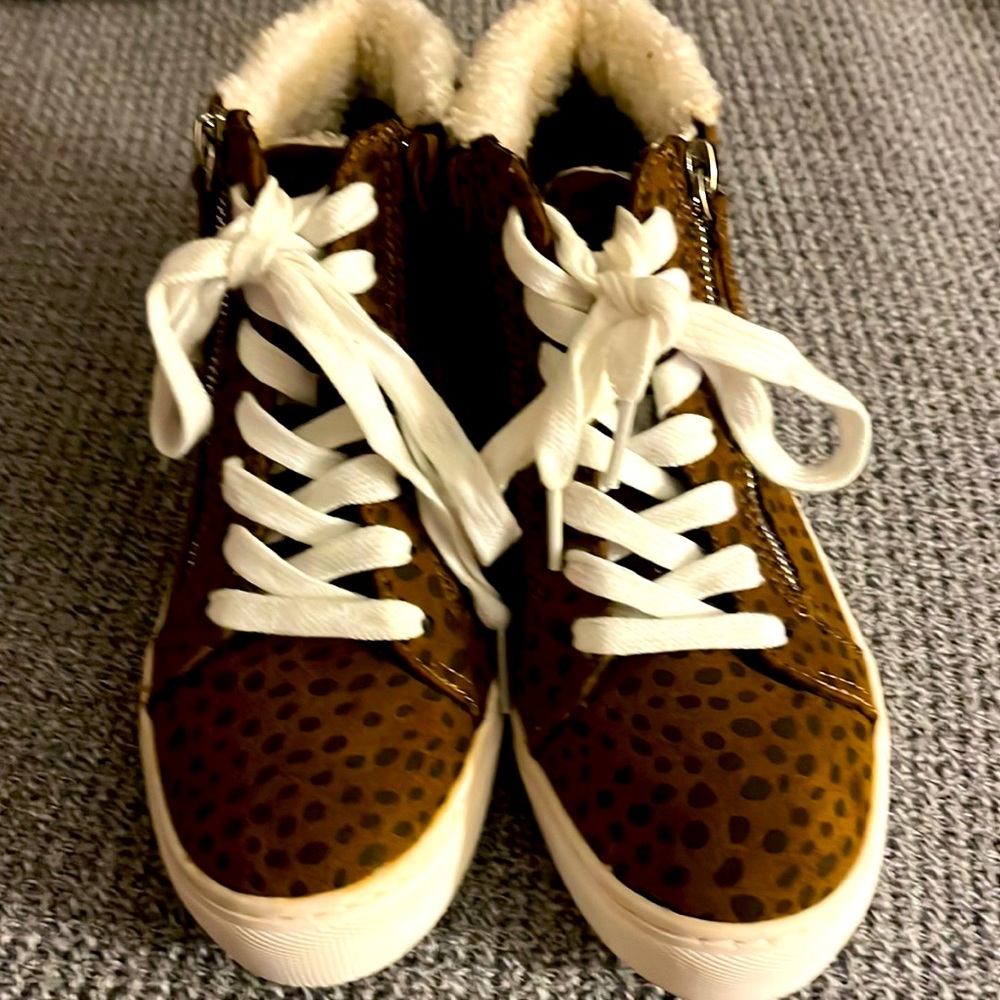 Women's size 6 suede sneakers. Fur lined top. Zip up sides. In great shape.